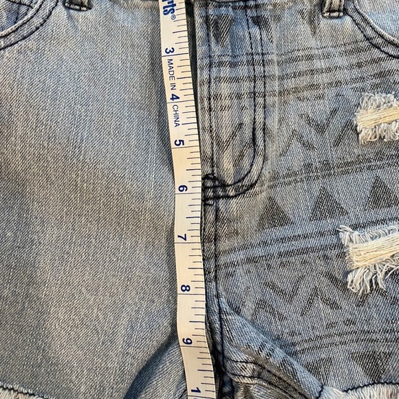 Fire Los Angeles Distressed Jean
Shorts Juniors Sz9 Pink & White
Aztec Pattern - Picture 6 of 7